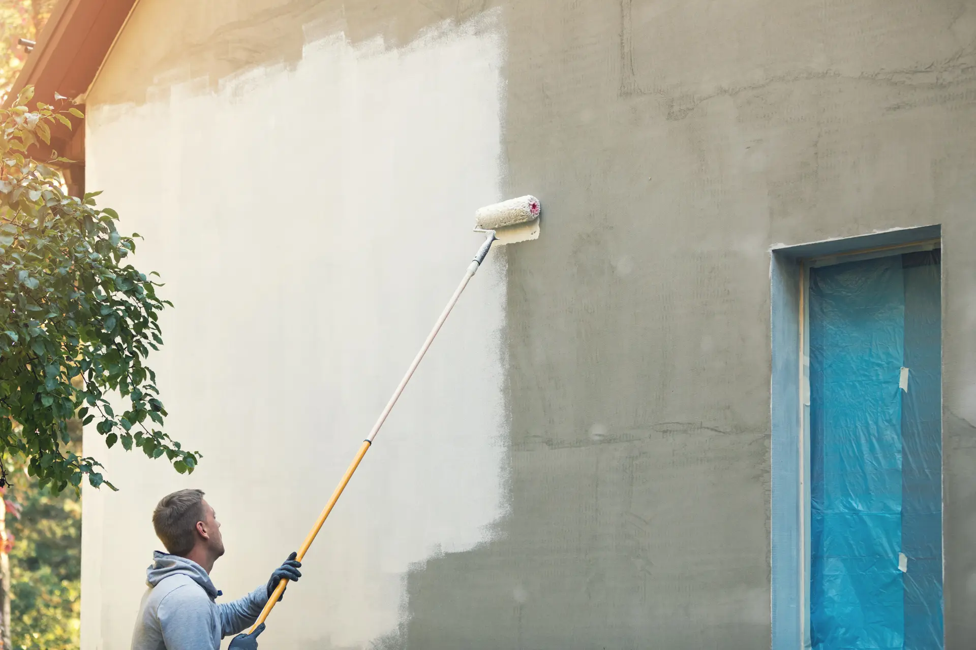 Pintor trabajando en una fachada en Gandía